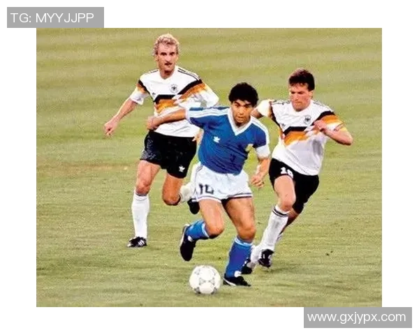 艺术足球巨星的传奇风采与绿茵场上优雅技艺展现